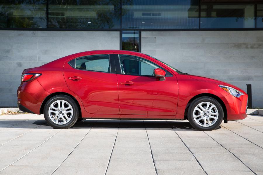  Toyota Yaris Sedan 2016 года  (CA) (фото 10 из 29)